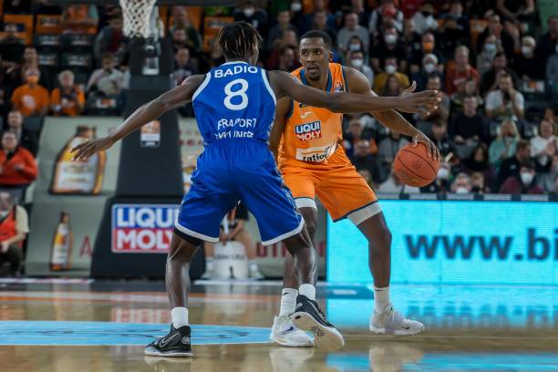 在对抗性 在对抗性